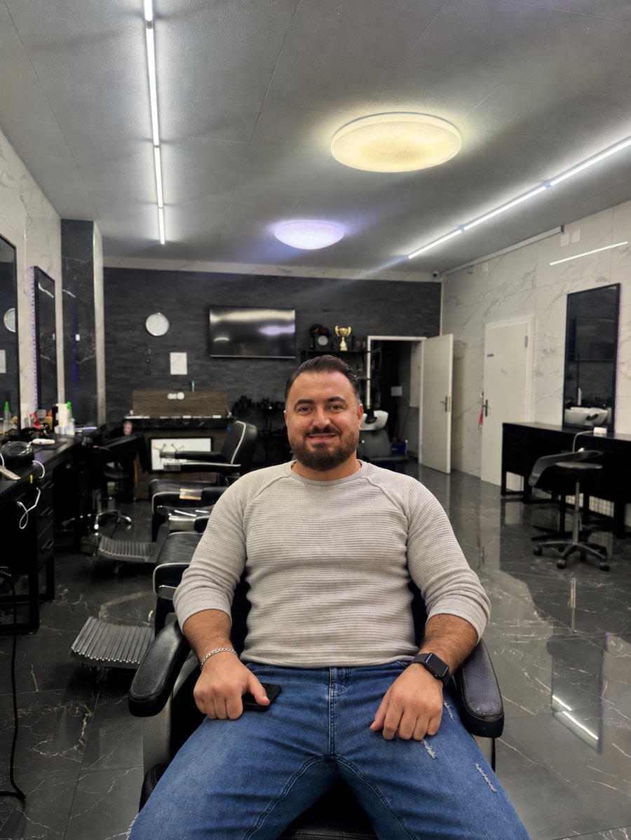 Momo, Inhaber von Coiffeur Momo, im Salon